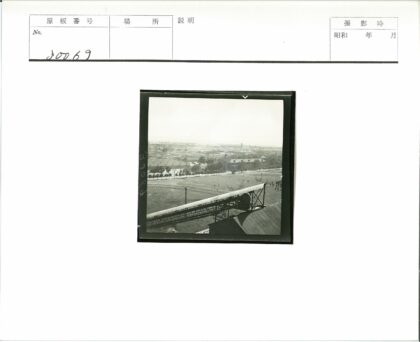 城市鸟瞰高架人行道与建筑群.jpg