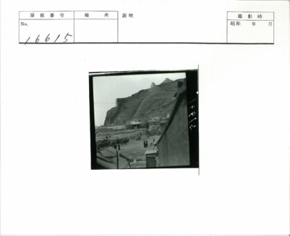 城镇广场人群与山顶建筑景观.jpg