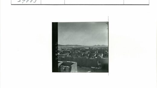 城镇建筑与山水远景.jpg