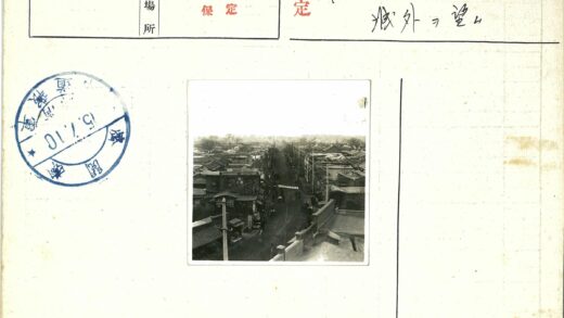 城镇街景建筑行人晴朗天空.jpg