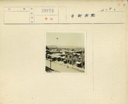 城镇街道繁华远山晴空景色.jpg