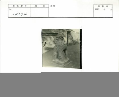 基座石狮与砖墙门景.jpg