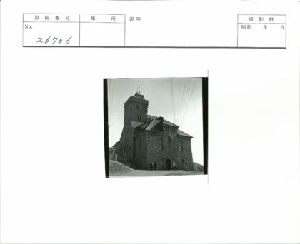 塔楼石砌建筑入口两人.jpg
