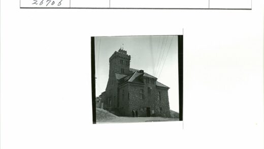 塔楼石砌建筑入口两人.jpg