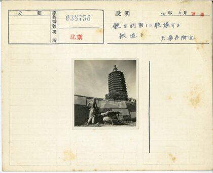 塔楼阴影下晾衣架旁工作的人.jpg