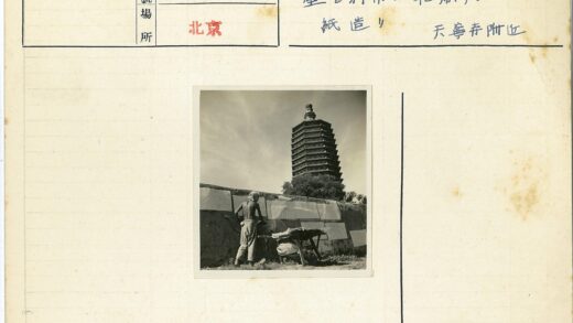 塔楼阴影下晾衣架旁工作的人.jpg