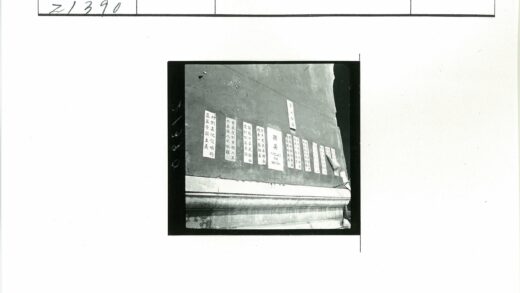 墙上中英文海报排除英国人.jpg