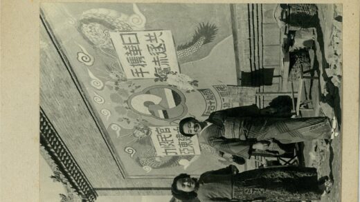 墙上人物与龙壁画合影.jpg