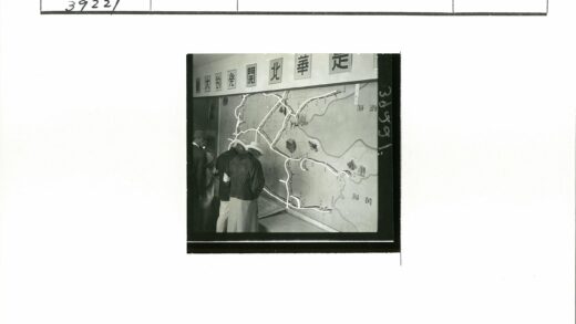 墙上发光汉字地图历史照片.jpg