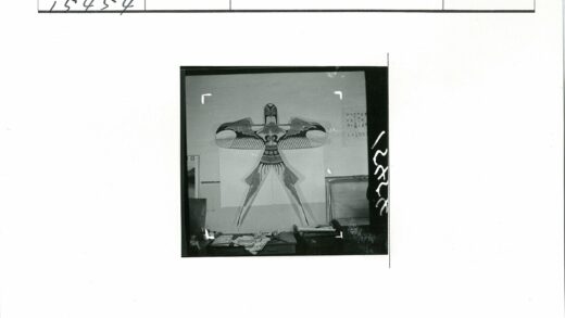 墙上大鸟艺术品与桌面文件.jpg