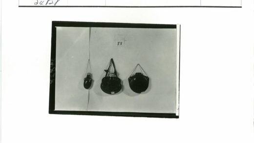 墙上挂着的黑色数字85容器.jpg