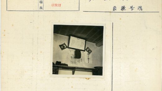 墙上文件与展示架物品.jpg