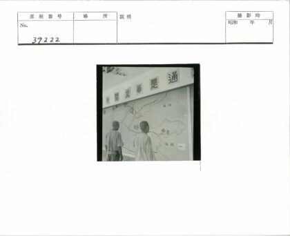 墙上汉字地图展示地点路线.jpg