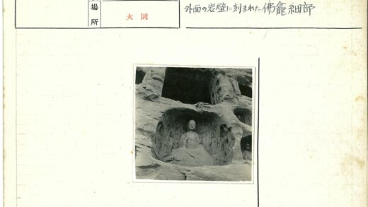壁龛石雕人物坐像与小雕刻环绕.jpg