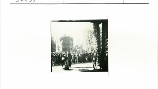 士兵与举重物的历史场景.jpg