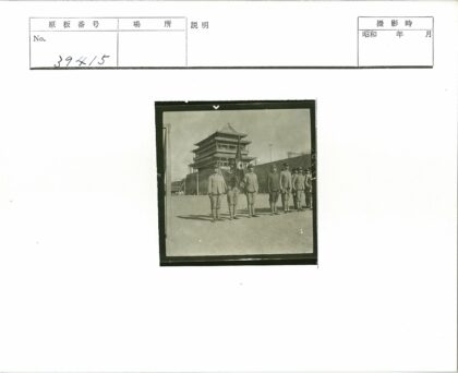 士兵与传统建筑合影.jpg