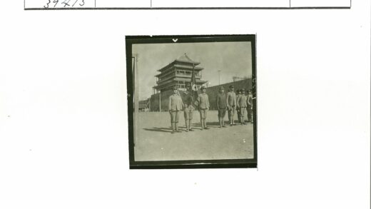 士兵与传统建筑合影.jpg