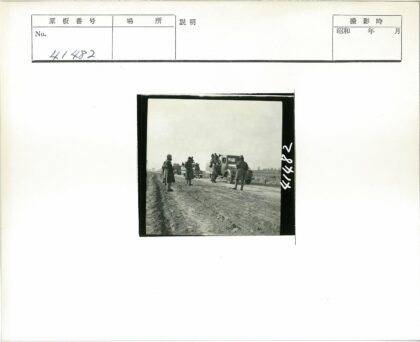 士兵与军车野外训练场景.jpg