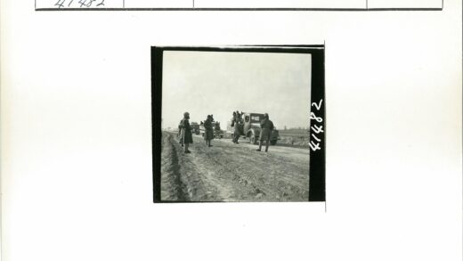 士兵与军车野外训练场景.jpg