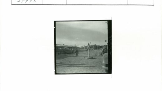 士兵与卡车在废墟旁行进.jpg