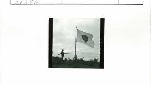 士兵与国旗在草地云天下.jpg