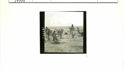 士兵与孩子在草地劳作.jpg