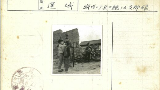 士兵与孩童在废墟旁.jpg