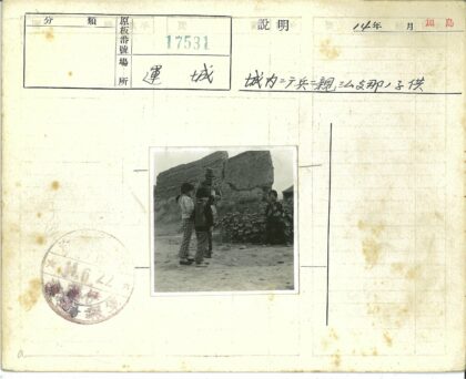 士兵与孩童在绿墙前交谈.jpg