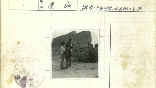 士兵与孩童在绿墙前交谈.jpg