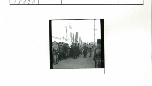 士兵与平民举旗泥泞场景.jpg