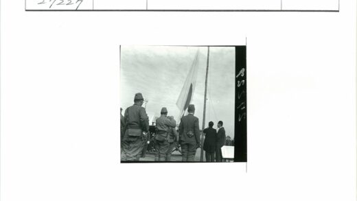 士兵与平民共升旗.jpg