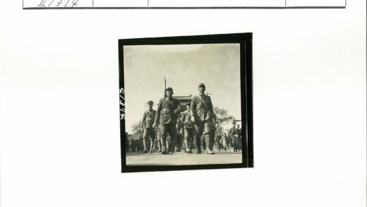 士兵与平民列队行进街景.jpg