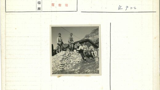 士兵与平民在山地木屋前聚集.jpg