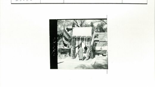士兵与平民在旗帜建筑外合影.jpg