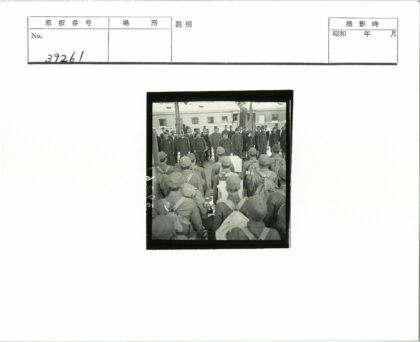士兵与平民在火车站集结.jpg