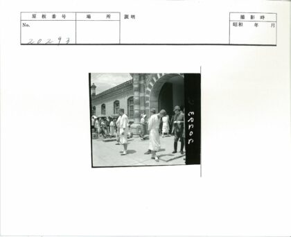 士兵与平民在砖石建筑前.jpg