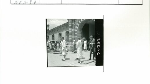 士兵与平民在砖石建筑前.jpg