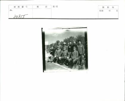 士兵与平民户外合影.jpg