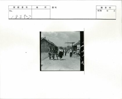 士兵与平民的土路行进.jpg