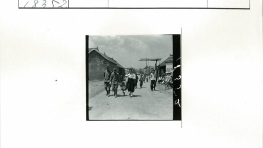 士兵与平民的土路行进.jpg