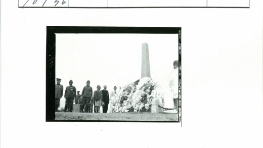 士兵与平民瞻仰方尖碑花圈.jpg