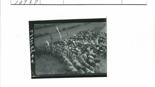 士兵与平民草地鞠躬仪式.jpg