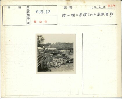 士兵与户外装备物资展示.jpg