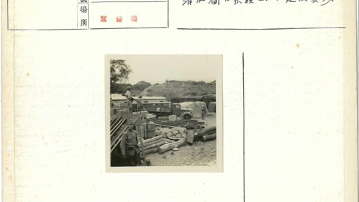 士兵与户外装备物资展示.jpg