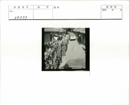 士兵与民众在传统街道列队.jpg