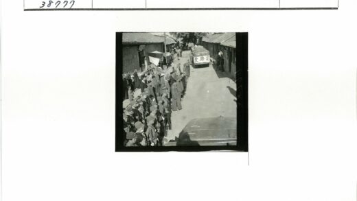士兵与民众在传统街道列队.jpg