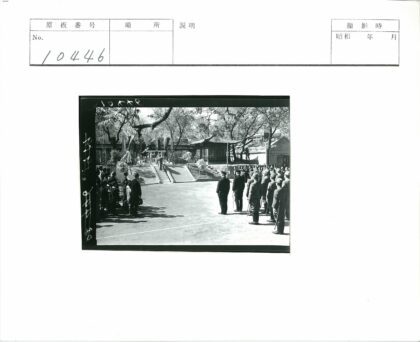 士兵与民众聚集仪式建筑楼梯.jpg