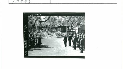 士兵与民众聚集仪式建筑楼梯.jpg