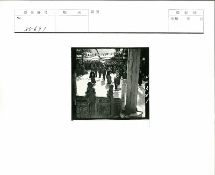 士兵与民众聚集在石栏杆旁.jpg
