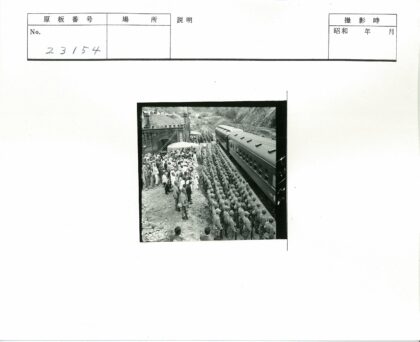 士兵与火车穿行山区历史场景.jpg
